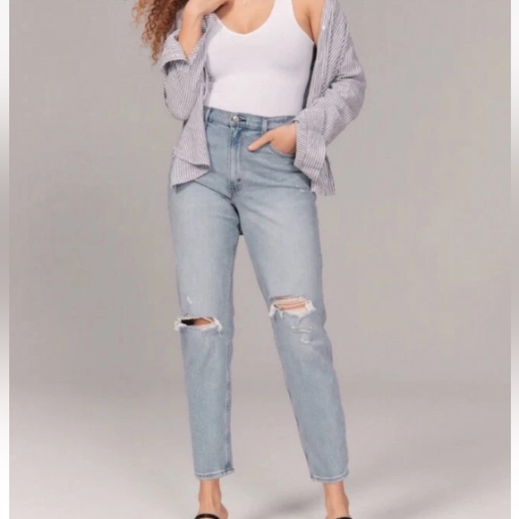 Abercrombie High Rise Mom Jeans – Light Wash Distressed | Size 28 (6) - Picture 1 of 9